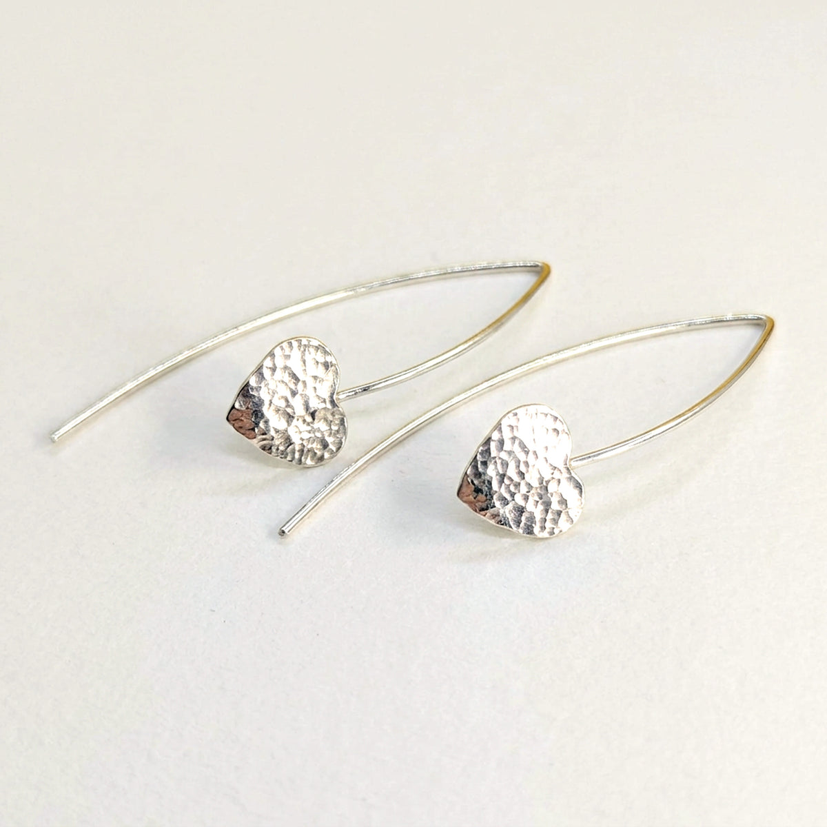 'Queen' Sterling Silver Textured Heart Threader Earring